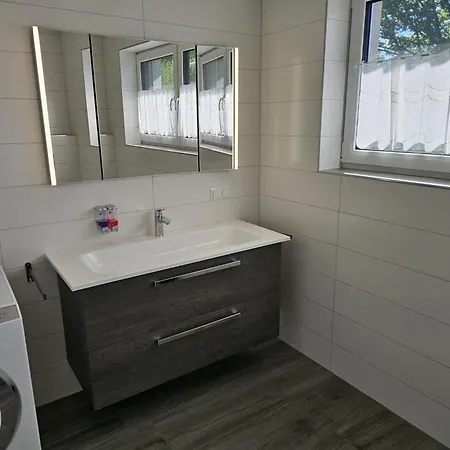 Lura Schiefling am See