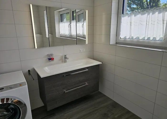 Lura Schiefling am See